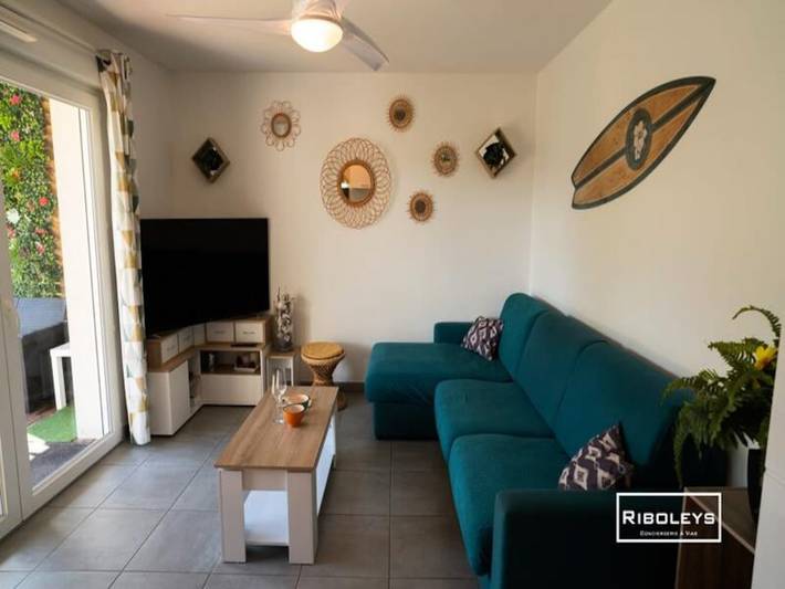 Gîte pour 6 personnes, avec balcon ainsi que piscine et jardin, adapté aux familles dans Plage de la Farinette - 2