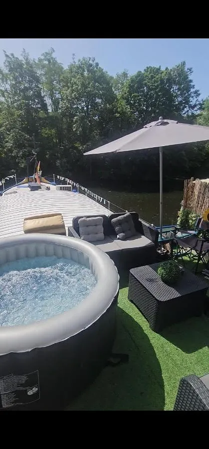 Barco para 2 personas, con piscina además de jardín y vistas - 1