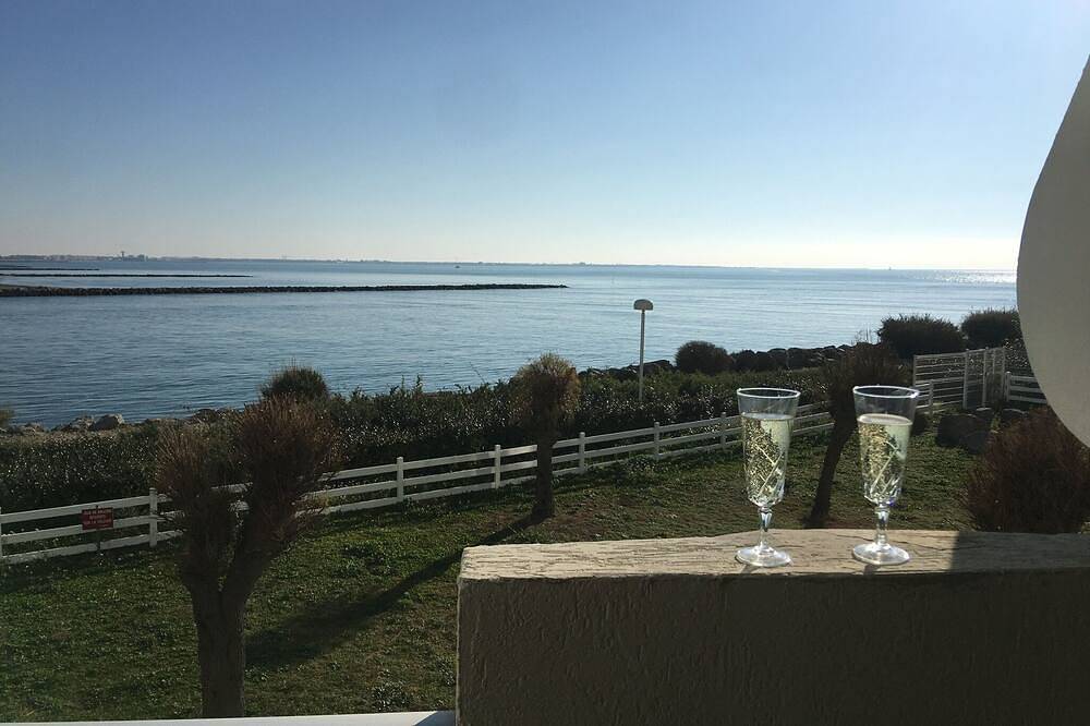 Entire apartment, Completely renovated apartment. Front row sea view in La Grande-Motte, Mediterranean Coast (France)