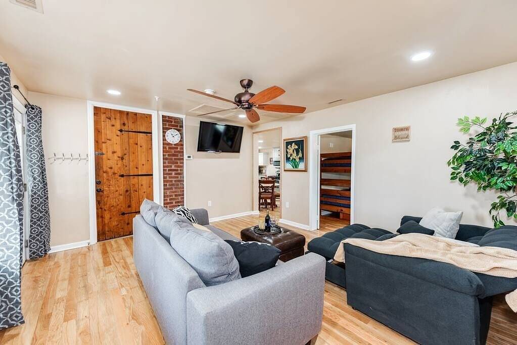 Near Downtown Waxhaw Mellow Yellow Suite A in Union County (NC)