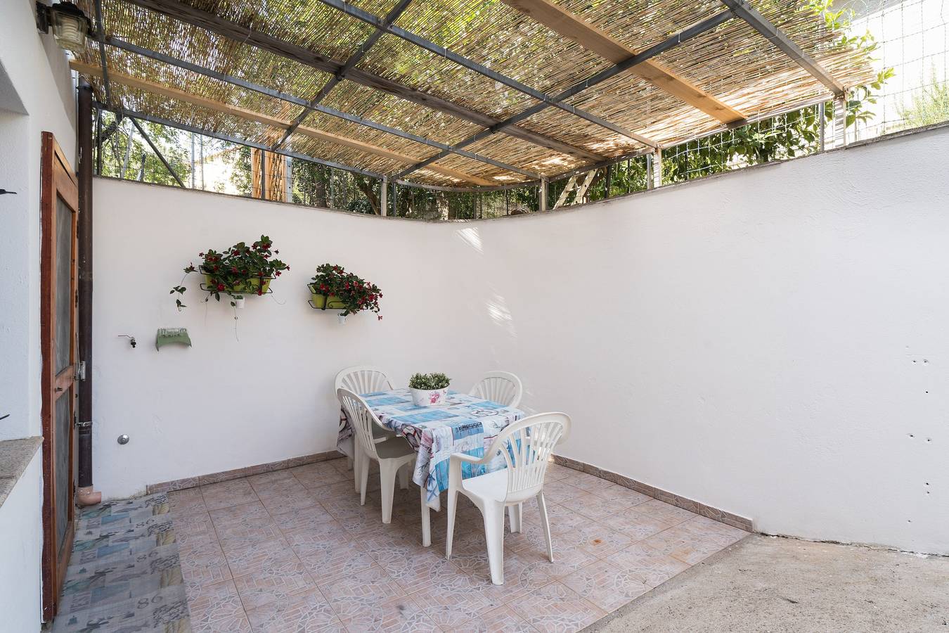 Ganze Wohnung, Ferienwohnung "Komfortables und kühles Souterrain" mit privater Terrasse, Garten und Wlan in Siniscola, Nuoro Provinz