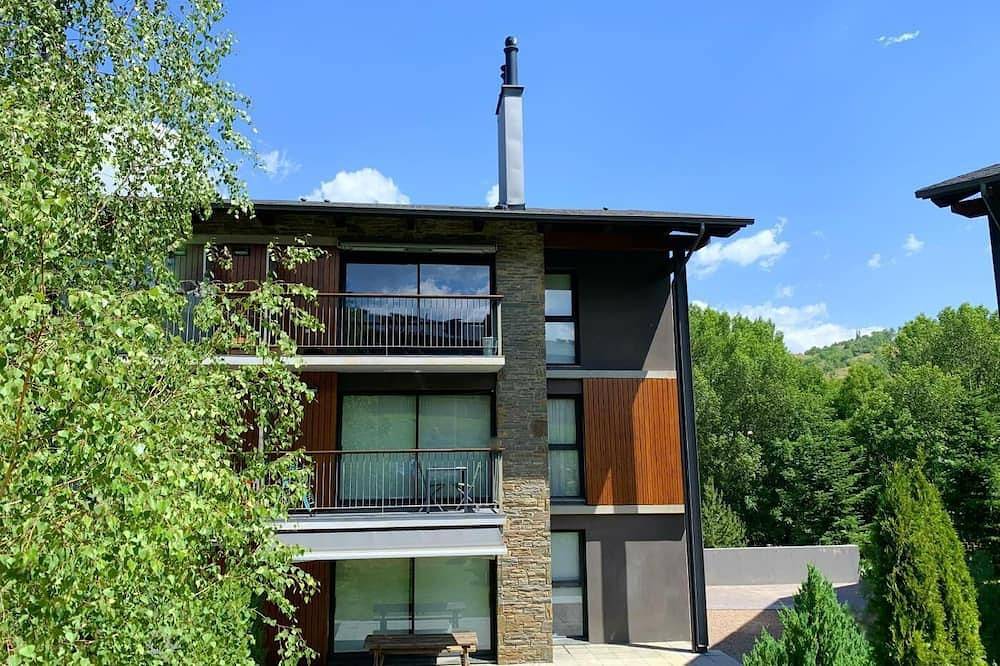 Ganze Wohnung, 2-bedroom Apartment, 5 guests. Views, Fireplace, Heated swimming pool in Saillagouse, Parc naturel régional des Pyrénées catalanes
