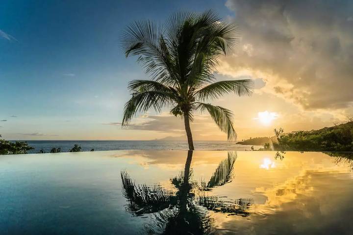 Villa for 6 people, with pool and garden as well as view in the Caribbean