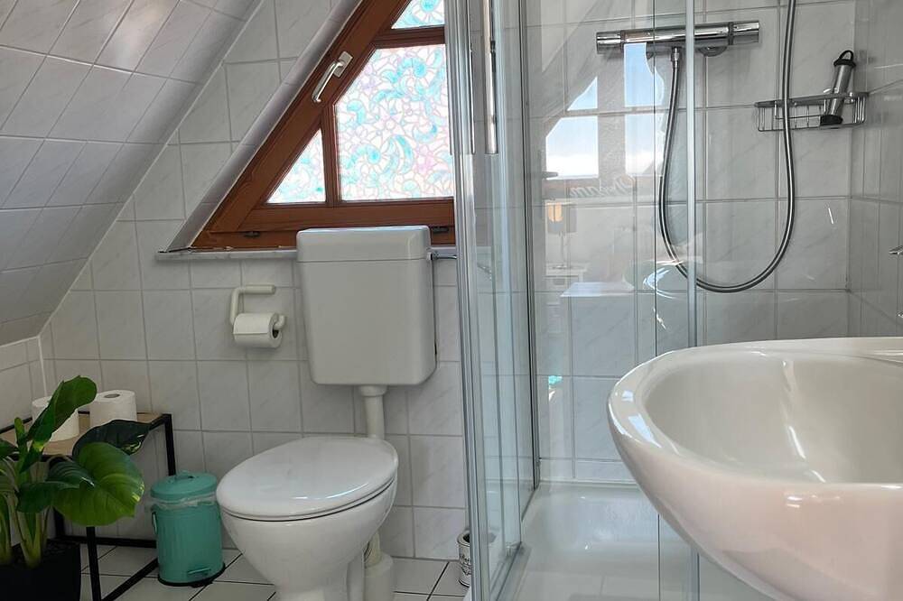 Traumlage Mönchgut, Rügen, reetgedecktes Ferienhaus umgeben vom Meer in Alt Reddevitz, Mönchgut