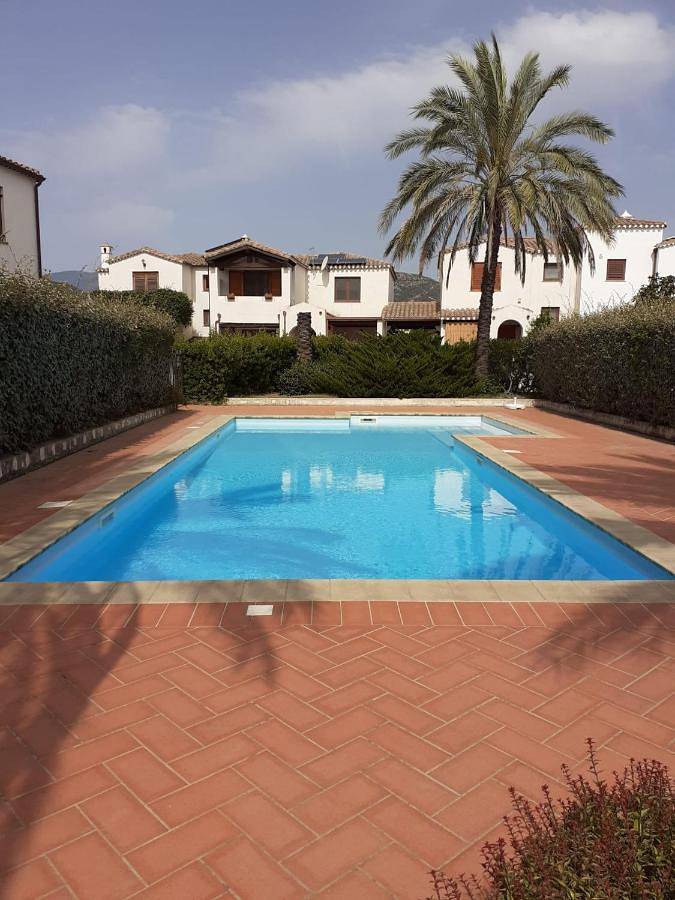 Ferienwohnung für 4 Personen, mit Terrasse und Garten sowie Pool und Ausblick