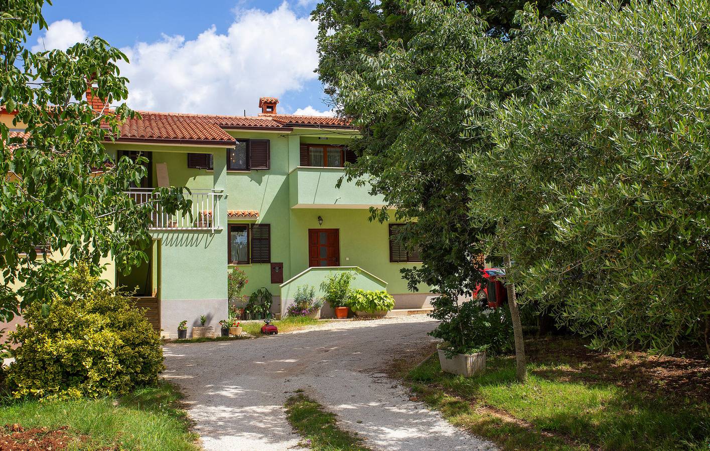 Ganze Ferienwohnung, Modernes Apartment mit einem Schlafzimmer und Terrasse in Jursici, 1,5 km vom Stadtzentrum entfernt in Jursici, Svetvinčenat