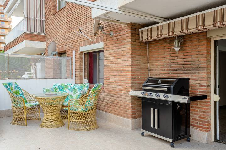 Apartamento entero, Apartamento Costa Brava con vistas al mar, piscina y Wi-Fi in Els Pins Blanes, Blanes