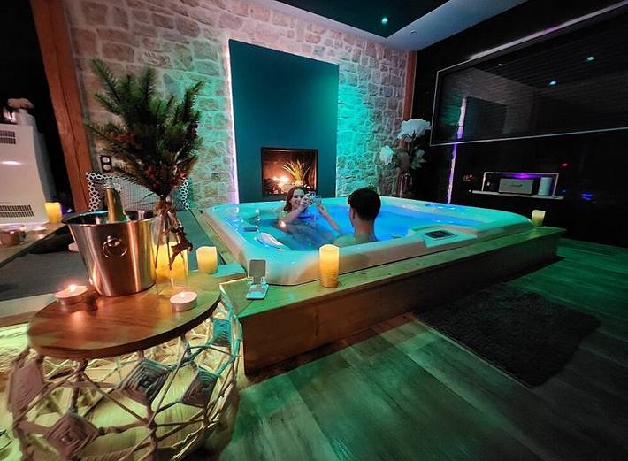 Gîte pour 2 personnes, avec Jacuzzi et Terrasse ainsi que Jardin et Sauna