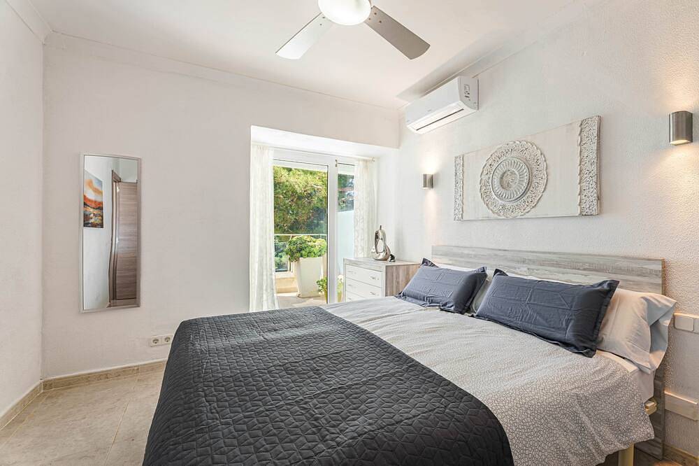 Ganze Wohnung, Apartment mit Blick auf den Strand von Cala Gran, Ac und Wifi in Cala d'Or, Santanyí