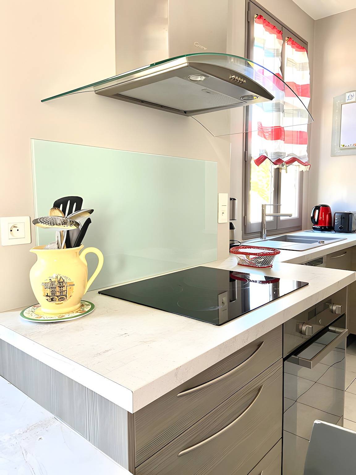 Entire apartment, Apartment 'La Tourelle Des Cordeliers' with Private Terrace, Shared Garden and Wi-Fi in Loches, Loches region
