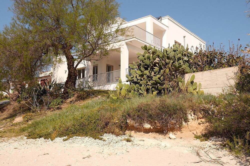 Luxury beach villa in Puglia sleeps 12 in Pulsano, Gulf of Taranto
