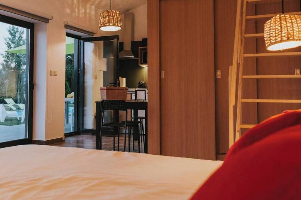 Apartamento entero, Cozy and practical for couples or solo guests. Bright, quiet and fully equipped for a simple, comfortable stay. No breakfast included, just steps from the pool and shared leisure areas. in Peso e Vales do Rio, Aldeias de Xisto