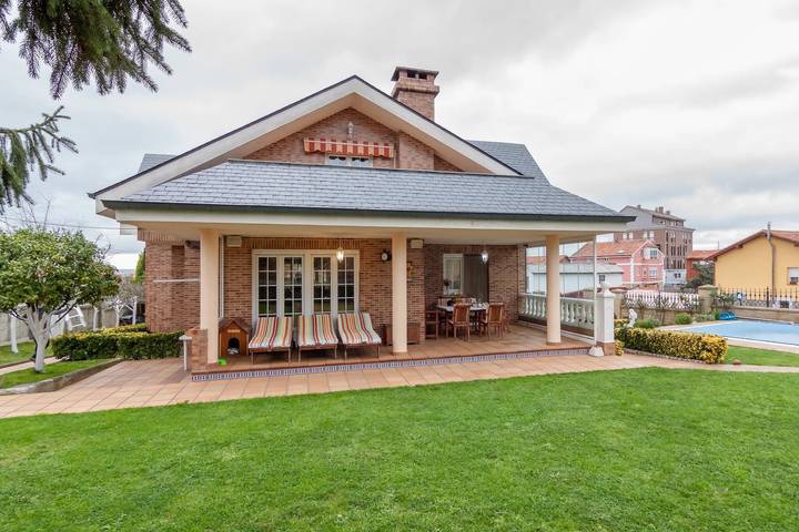« Alojamientos Marte Chambre 2 » avec terrasse et jardin partagés in Torrelavega, Côte Cantabrienne