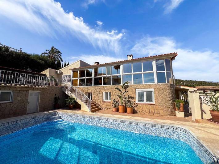 Chalet para 16 personas, con vistas además de jardín y piscina en Alfàs del Pi