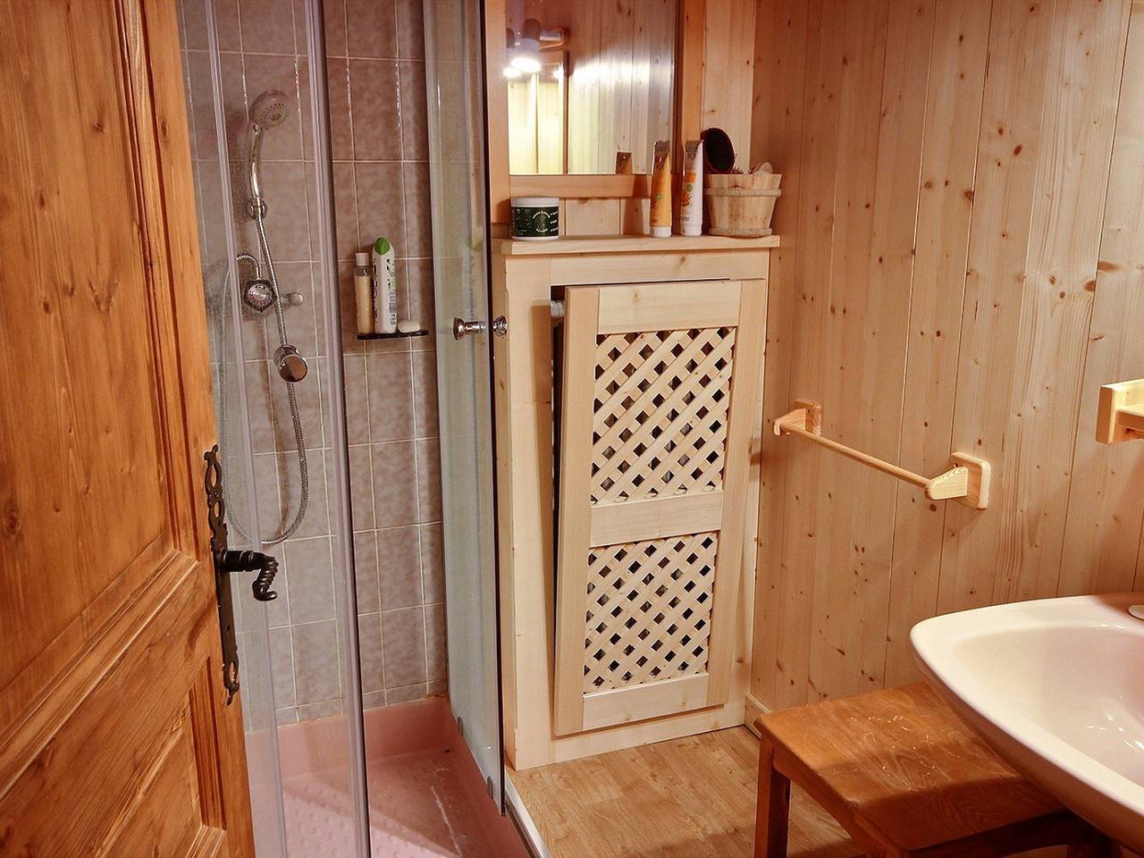 Chalet für 10 Personen in ruhiger Lage, 1 km von der Station, 5 Zimmer mit Wlan und Parkplatz in Nationalpark Vanoise