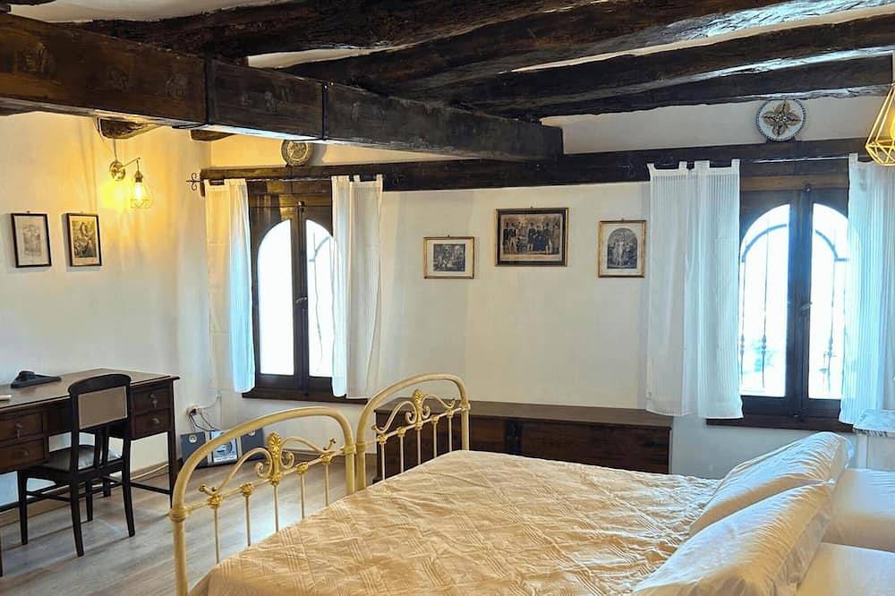 Appartamento intero, Historic Calabrian Clifftop Apartment with Panoramic Sea Views in Amantea, Provincia di Cosenza