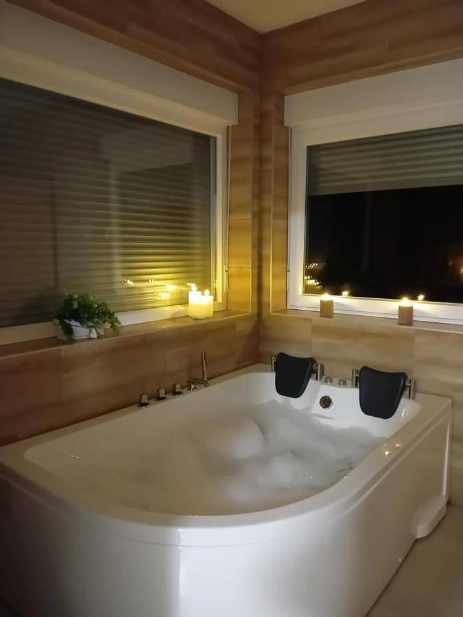Spa & Pool Holiday House - Šumska vila in Żupania brodzko-posawska