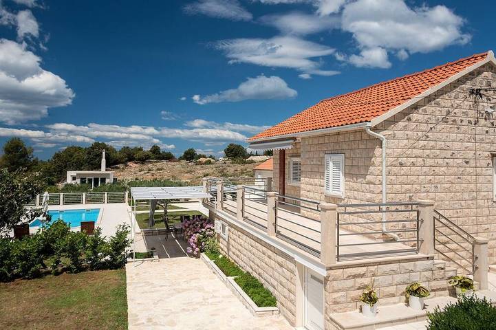 Bungalow für 6 Personen, mit Pool und Whirlpool sowie Garten, mit Haustier auf Brac