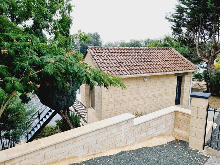Location de vacances pour 2 personnes, avec Balcon et Terrasse ainsi que Jardin et Vue à Saint-Capraise-de-Lalinde