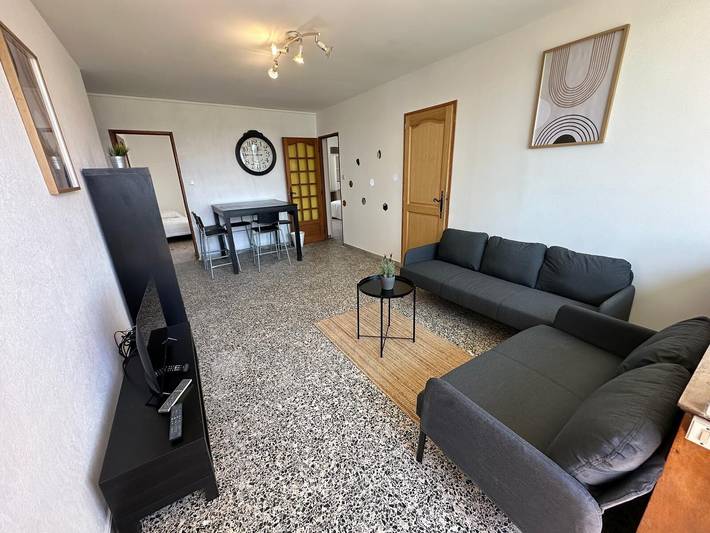 Entire apartment, Apartment "Grand 8 Guests" with Sea View, Balcony, and Wi-Fi in Marseille, Marseille region