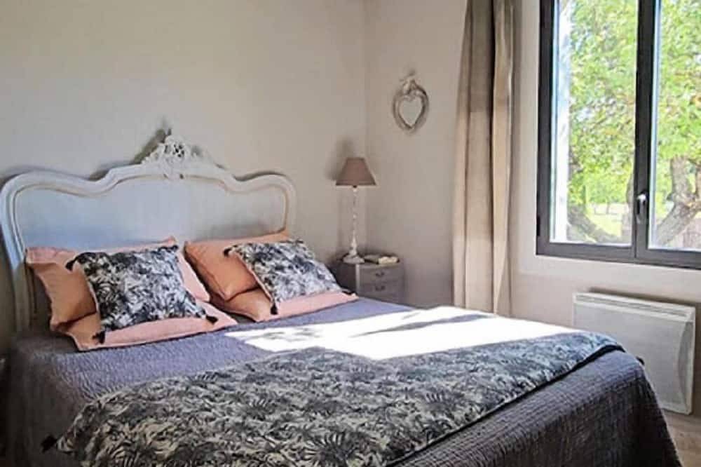 Chez elles en Provence Au temps des Cerises in Nans-les-Pins, Brignoles region