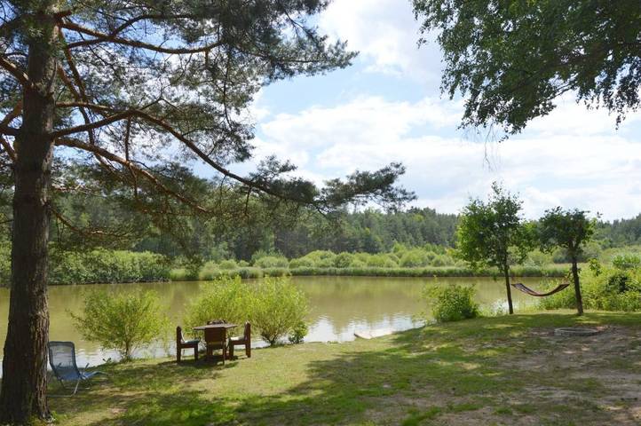 Gîte pour 4 personnes, avec vue sur le lac et jardin ainsi que bassin pour enfant et vue à Libín