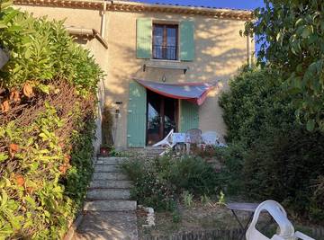 Gîte pour 4 personnes, avec jardin et terrasse, animaux acceptés à Vachères