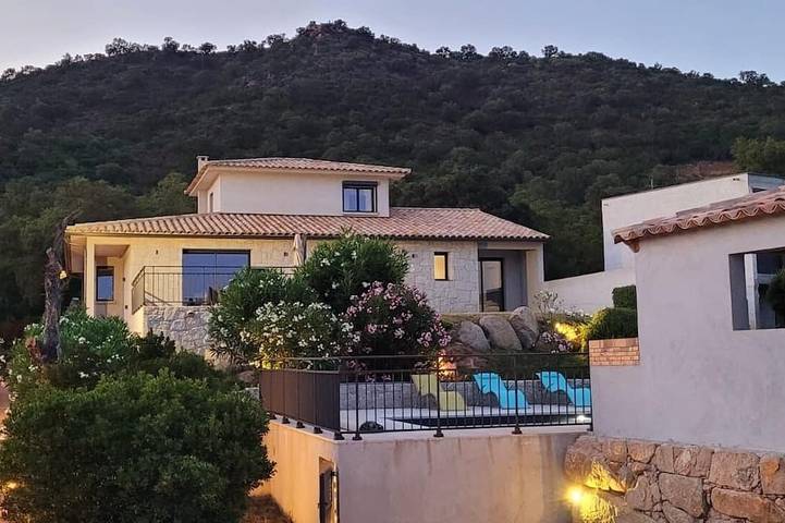 Villa pour 5 personnes, avec jardin et terrasse dans Sainte-Lucie de Porto-Vecchio