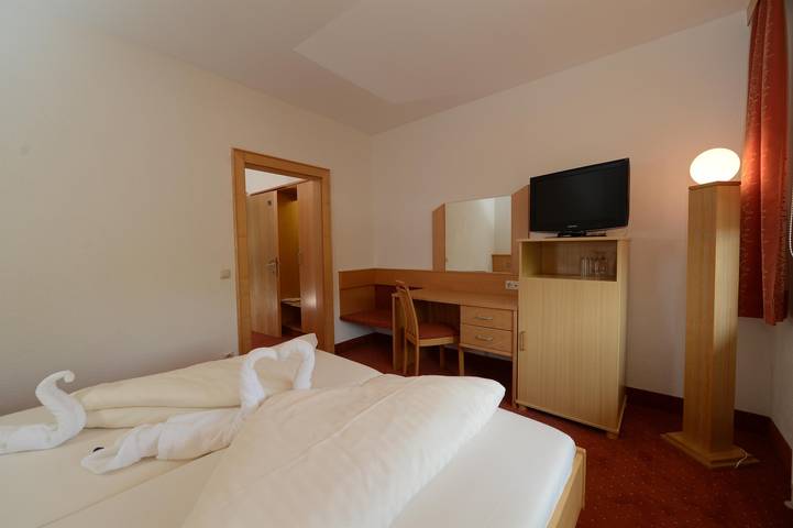 Hotel für 2 Personen, mit Balkon und Terrasse sowie Garten und Seeblick in Finkenstein am Faaker See - 4