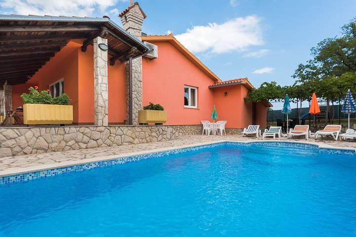 Villa für 9 Personen, mit Whirlpool und Garten sowie Balkon, mit Haustier in Labin