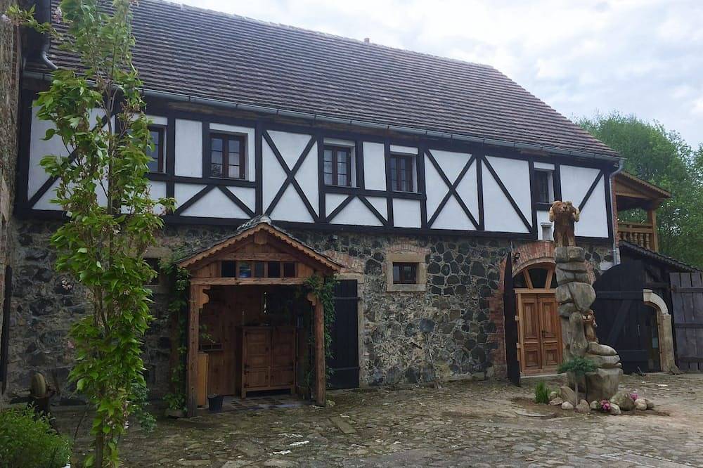 Apartamento entero, Apartamento aislado sobre los establos en una casa histórica de molino in Lower Silesia