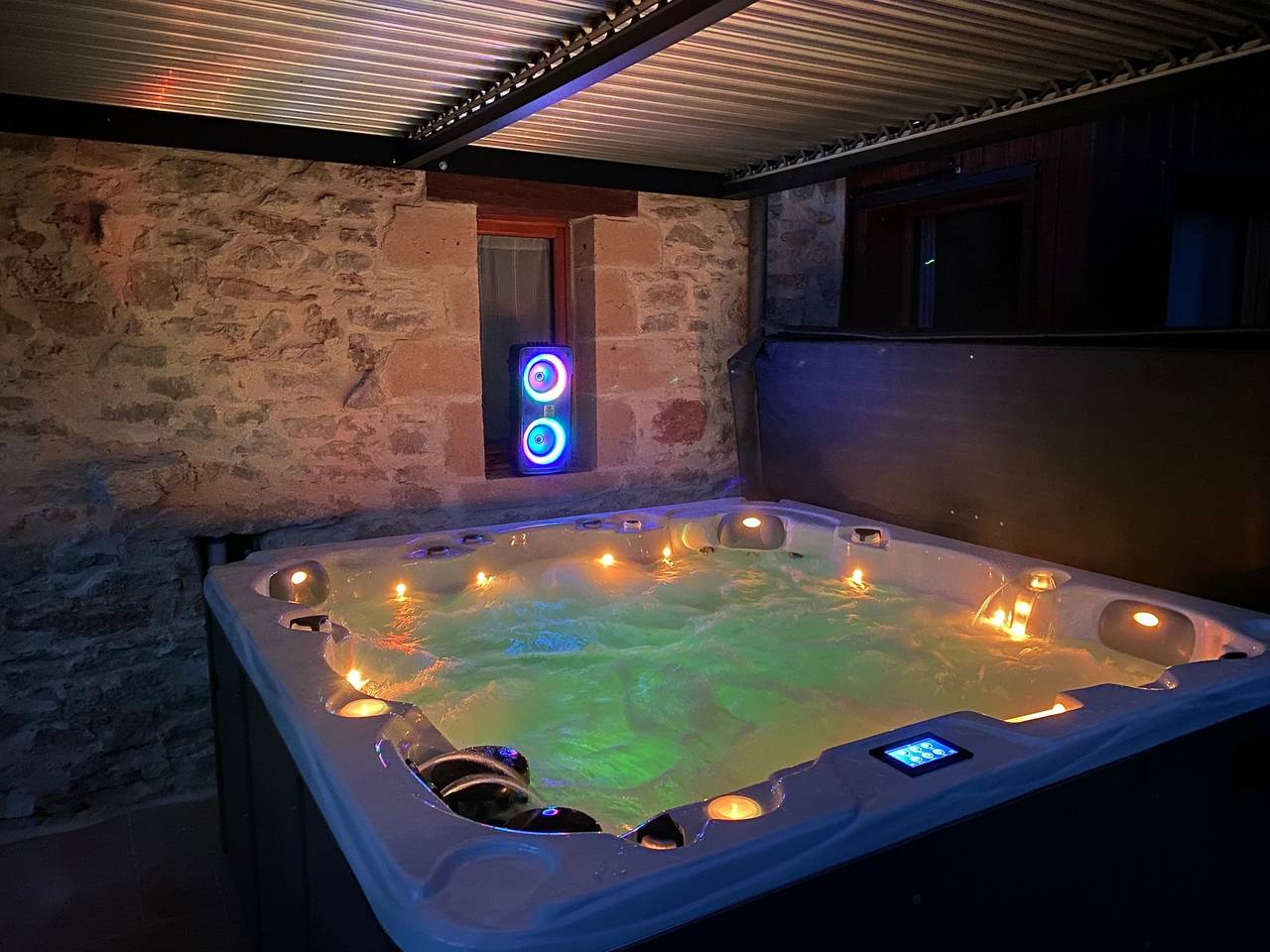 Gîte de caractère en pierre avec son Jacuzzi proche Rocamadour et gouffre de Padirac in Assier, Quercy