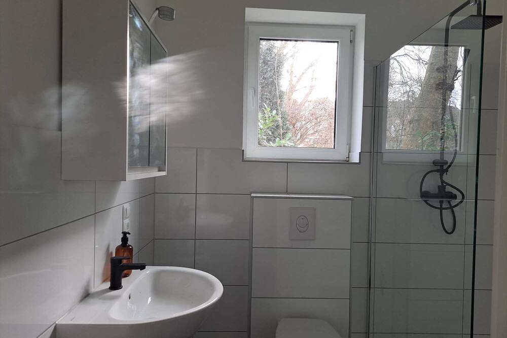 Ganze Wohnung, Moderne großzügige Wohnung mit 2 Schlafzimmer und schönem Wohnbereich in Solingen, Bergisches Land