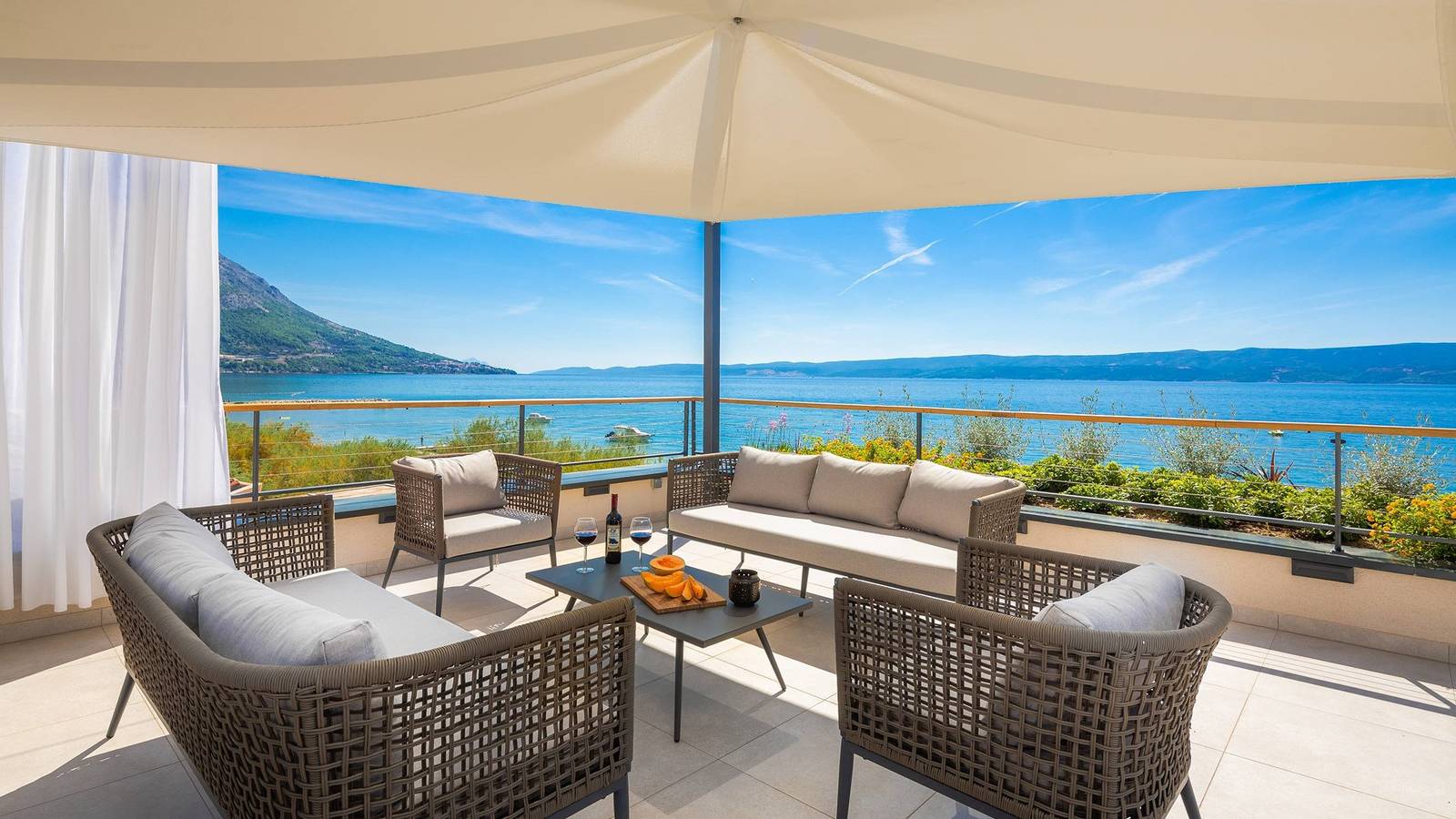 Strandvilla Flores, 2 private Pools, Whirlpool in Duće, Omis-Riviera