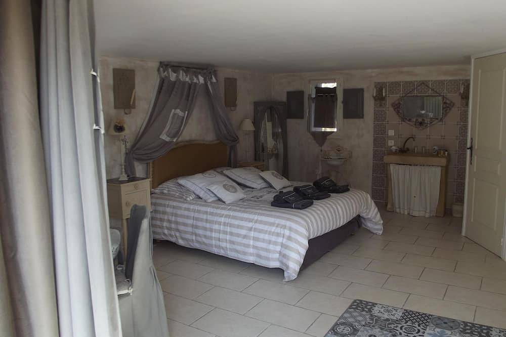 Triple room-Comfort-Ensuite-Garden view in Bouc-Bel-Air, Aix-en-Provence region