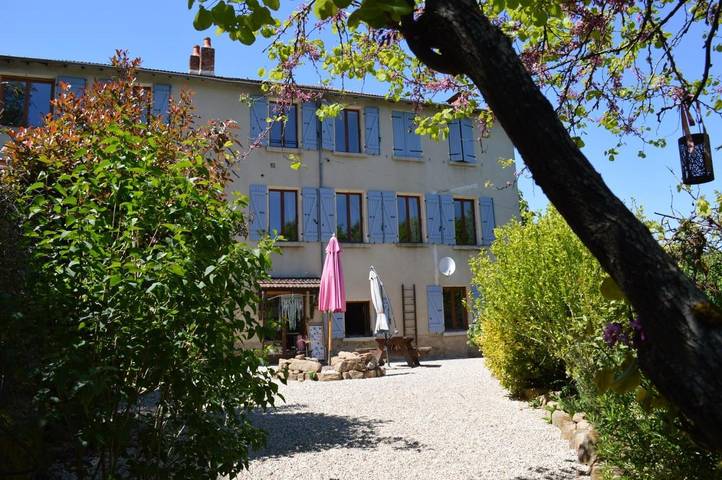 Location de vacances pour 2 personnes, avec Terrasse ainsi que Jardin et Vue à Aubin