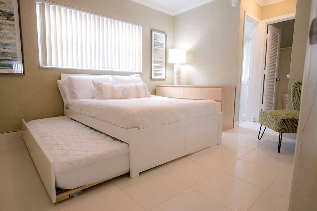 Ganze Wohnung, Paradise Shores #4 | 1 block to beach | 1 gig Wifi in Pompano Beach, Broward County