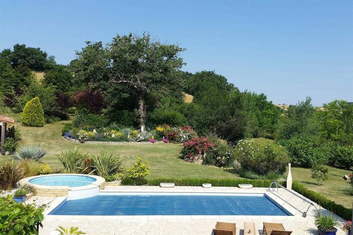 Gîte pour 6 personnes, avec terrasse ainsi que jardin et piscine