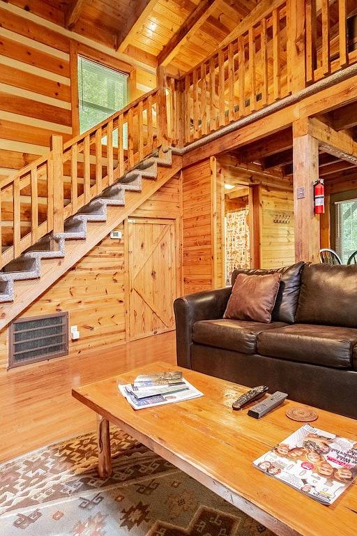 Charming Riverfront Cabin* Ev Chrg * Fish * Swim * in Blount County