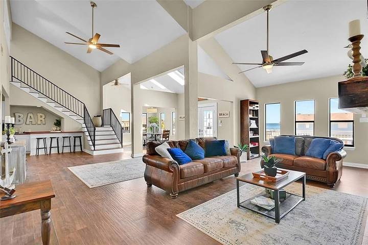 Vacation house for 15 people, with balcony in Galveston