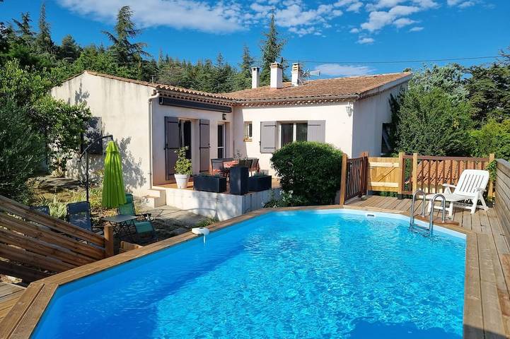 Location de vacances pour 6 personnes, avec jardin, animaux acceptés à Cruis