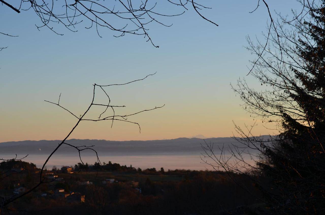 Les Gites du O' Forêt-Gîte O'rizon avec bain nordique et magnifique vue sur la plaine du forez in Verrières-en-Forez, Montbrison