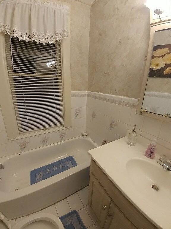 Schöne, geräumige untere Wohnung. Kurzer Fußweg in die Innenstadt, nah an allen in Mount Clemens, Lake St. Clair