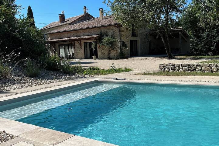Location de vacances pour 10 personnes, avec terrasse ainsi que jardin et piscine à Grane