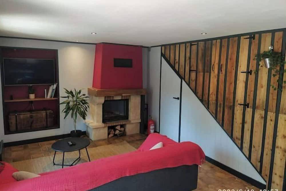 Appartement entier, Gîte de la maison rouge in Cunlhat, Parc Naturel Régional Livradois-Forez