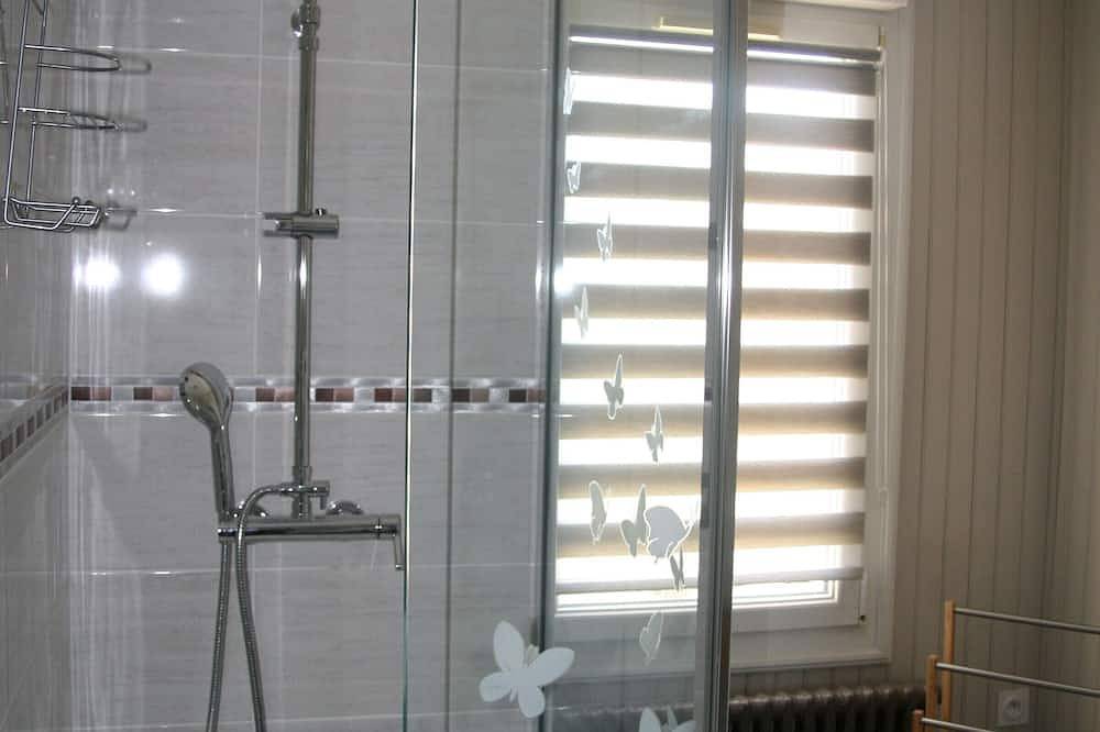 Spacieuse maison confortable avec jardin, à 20 min du centre-ville et proche du circuit des 24H du Mans in Le Mans, Sarthe