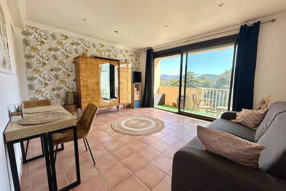 Entire apartment, 3 kms from Cassis T2 with terrace - free parking in Carnoux-en-Provence, Marseille region