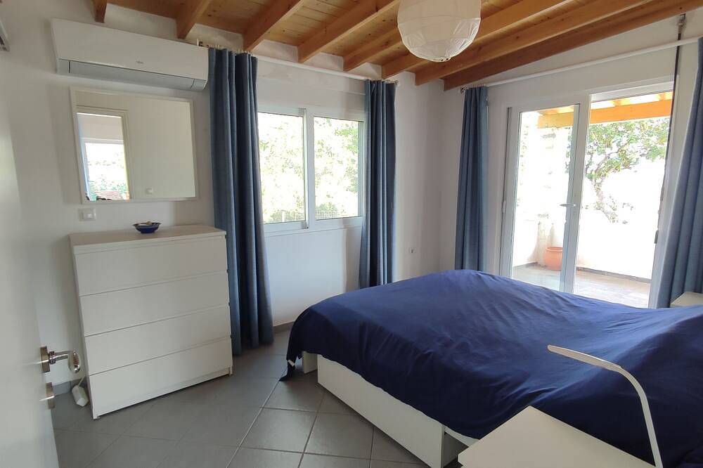 Superb coastal villa.  Sleeps 6. Large private patios. Beaches few minutes walk. in Kampos Marathokampou, Marathokampos