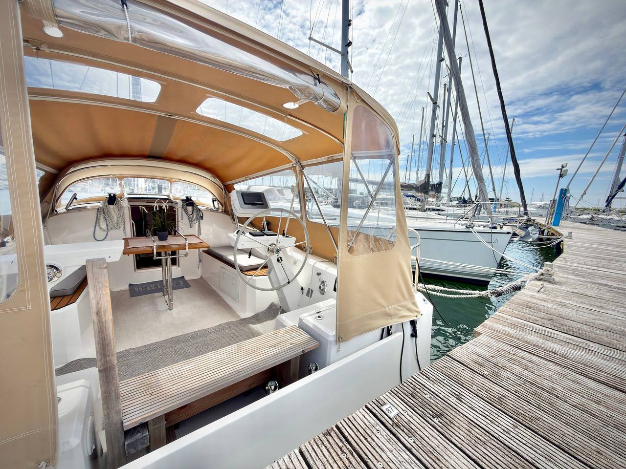 Hausboot Segelyacht Nui" auf dem Meer und Privat-Terrasse in Ostfehmarn, Burgtiefe Südstrand