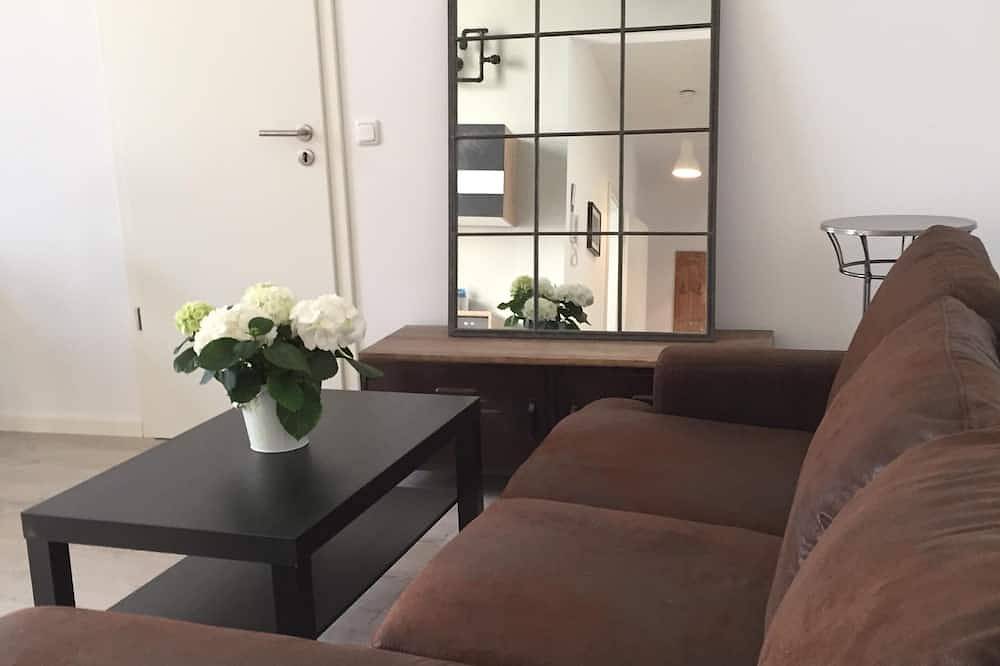 Ganze Wohnung, Ferienwohnung in liebevoll sanierter Remise auf der Insel (50 m bis zum Wasser) in Plötzin, Werder
